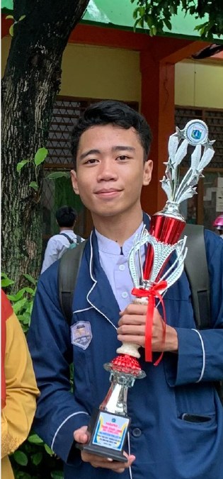 Foto penerimaan piala Juara Harapan 1 Web Design LKS